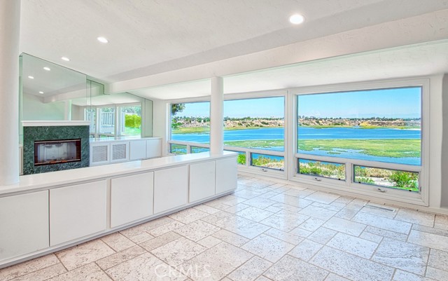 2163 Vista Entrada, Newport Beach CA: https://media.crmls.org/medias/3e6ef53c-e5d1-4484-b7fe-be5072ec280d.jpg