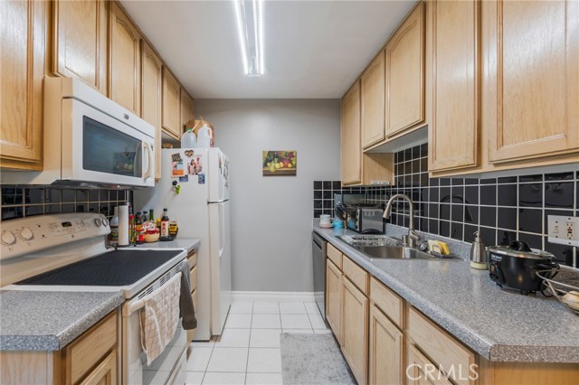 Detail Gallery Image 3 of 28 For 8710 Belford Avenue #106B,  Los Angeles,  CA 90045 - 1 Beds | 1 Baths