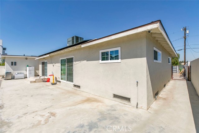 11024 Peoria Street, Sun Valley CA: https://media.crmls.org/medias/3e71f5bb-02f8-4b52-b4a3-835ab11c6627.jpg