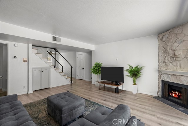 Detail Gallery Image 6 of 37 For 11274 Morrison St #2,  North Hollywood,  CA 91601 - 2 Beds | 2/1 Baths