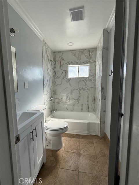 Detail Gallery Image 8 of 11 For 2293 Grand Ave, Long Beach,  CA 90815 - 2 Beds | 1 Baths