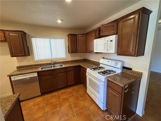 Detail Gallery Image 13 of 32 For 39643 Country Club Dr, Palmdale,  CA 93551 - 3 Beds | 2 Baths