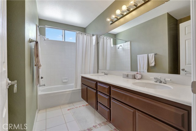 Upstairs secondary bath w/ tub shower.