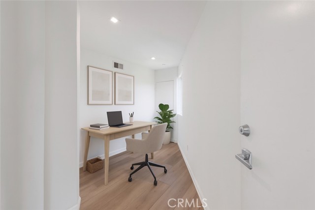 5220 Medina Road, Woodland Hills CA: https://media.crmls.org/medias/3e7bfc45-ed4c-4752-8e21-a1c59d19758c.jpg