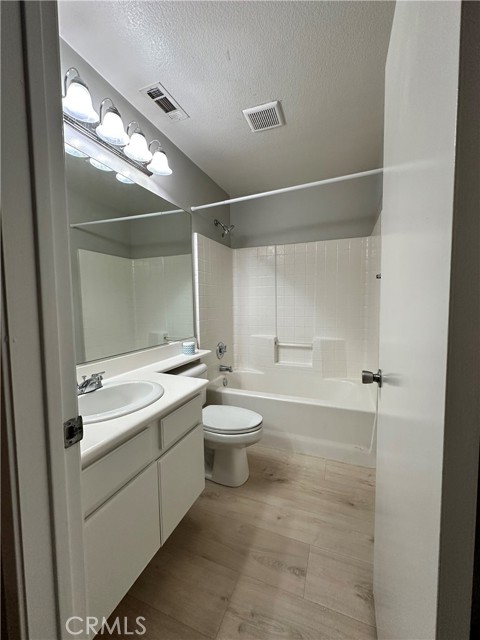 27109 Teton trail, Valencia CA: https://media.crmls.org/medias/3e824b58-51f5-461d-a789-7947a64f9b41.jpg