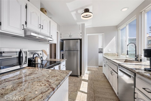 Detail Gallery Image 15 of 32 For 800 Manhattan, Manhattan Beach,  CA 90266 - 2 Beds | 2 Baths