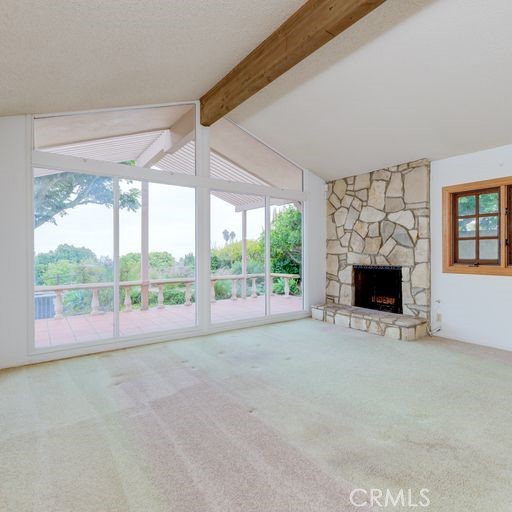 Vaulted ceilings living room with views