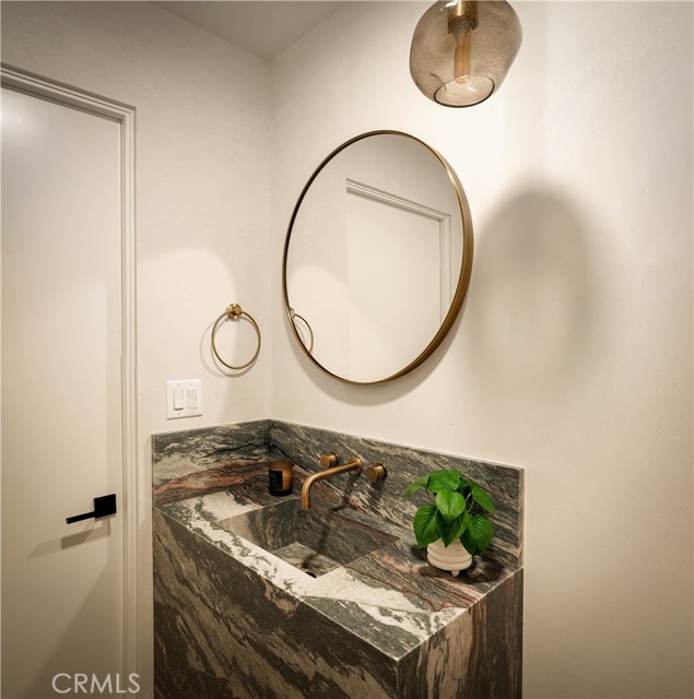 Detail Gallery Image 10 of 32 For 13949 Cumpston St, Sherman Oaks,  CA 91401 - 3 Beds | 3/1 Baths