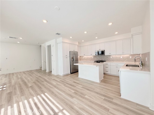 Detail Gallery Image 3 of 32 For 1677 W Lincoln #103,  Anaheim,  CA 92801 - 2 Beds | 2/1 Baths