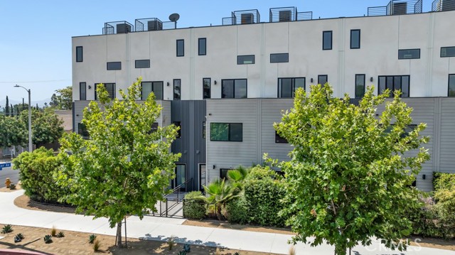 11304 Victory Boulevard, North Hollywood CA: https://media.crmls.org/medias/3e9113f4-802e-4ae2-9ced-f6d16e0e6eaf.jpg