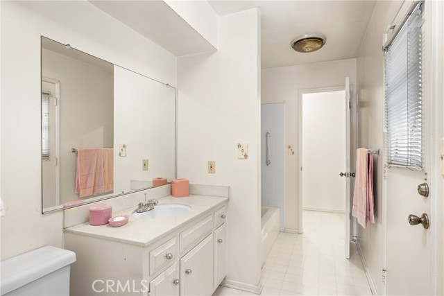 Detail Gallery Image 45 of 75 For 6040 Pat Ave, Woodland Hills,  CA 91367 - 5 Beds | 4/2 Baths