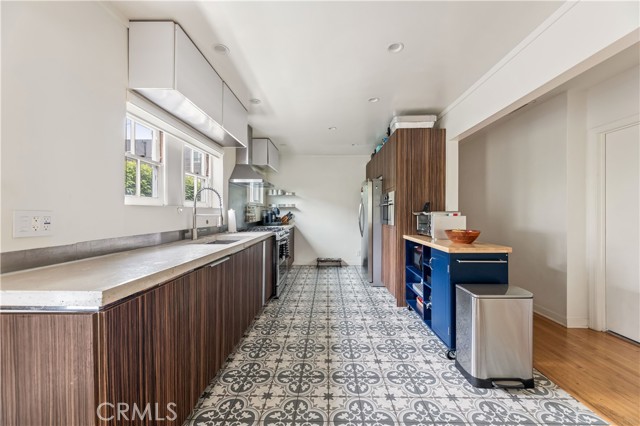 2818 S Holt Avenue, Los Angeles CA: https://media.crmls.org/medias/3e943845-2ac9-4b5f-a013-b358d6d03ddf.jpg