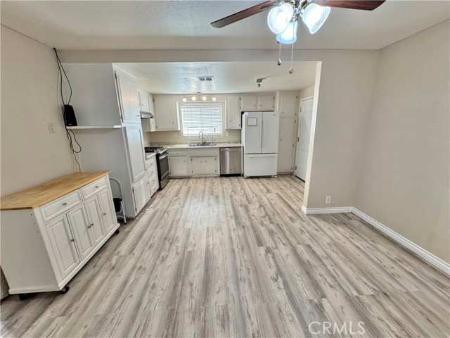 3425 Clifton Avenue, Highland CA: https://media.crmls.org/medias/3e9961a3-ef28-42aa-accd-bfecf5c22d21.jpg