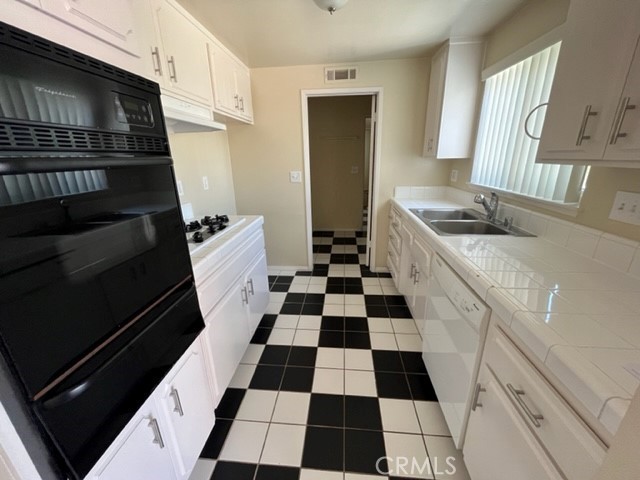 Detail Gallery Image 2 of 9 For 16211 Fantasia Ln, Huntington Beach,  CA 92649 - 3 Beds | 2 Baths