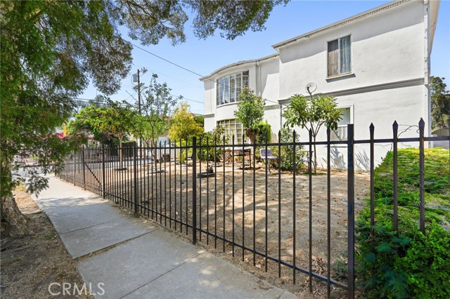 1200 N Kenmore Avenue, Los Angeles CA: https://media.crmls.org/medias/3e9d64b8-2cb0-4a95-b772-c49b512c9645.jpg