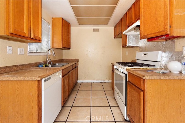 Detail Gallery Image 2 of 7 For 3947 W Mcfadden Ave #D,  Santa Ana,  CA 92704 - 2 Beds | 2 Baths