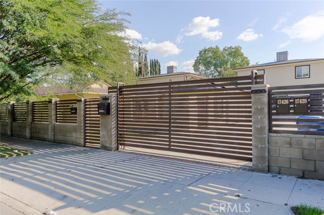 Detail Gallery Image 4 of 24 For 17428 Roscoe Bld, Northridge,  CA 91325 - 2 Beds | 2/1 Baths