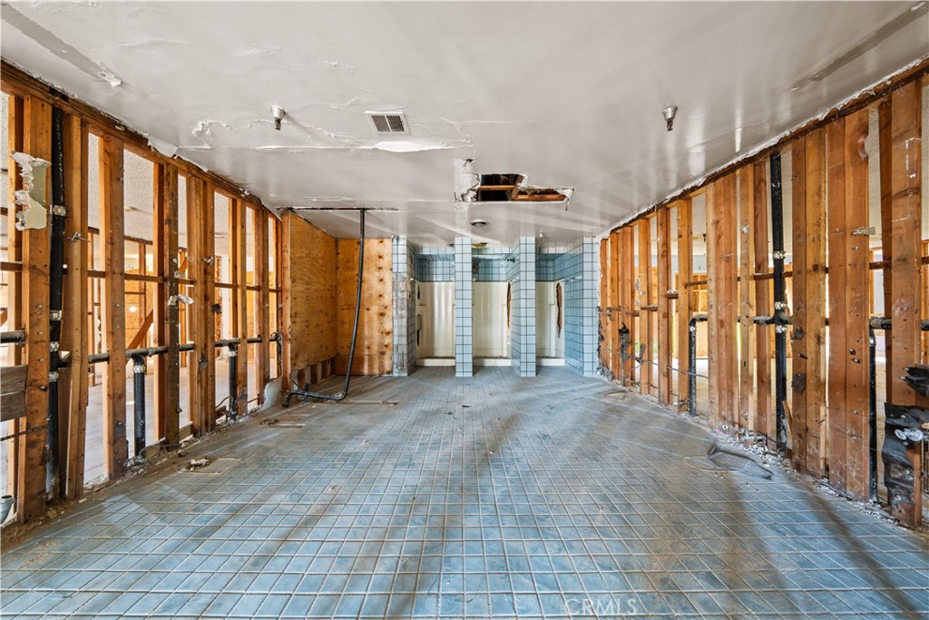 https://media.crmls.org/medias/3ea1cf43-e598-425f-a06e-f7949b459ae9.jpg?preset=X-Large