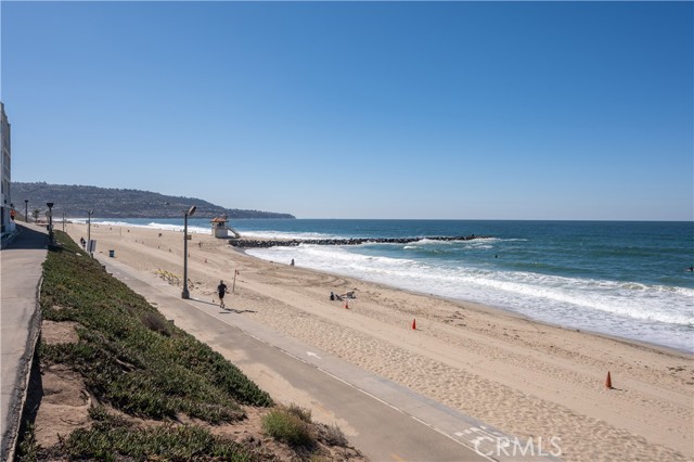 565 Esplanade, Redondo Beach, California 90277, 1 Bedroom Bedrooms, ,Residential,Sold,Esplanade,SB21248131