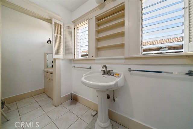 1412 S Victoria Avenue, Los Angeles CA: https://media.crmls.org/medias/3ea430e4-1d35-4ce9-9326-c285d9c65d68.jpg