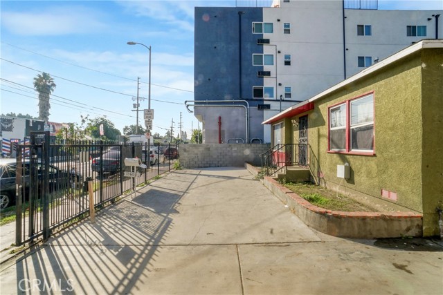 Detail Gallery Image 4 of 44 For 10807 Compton Ave, Los Angeles,  CA 90059 - 5 Beds | 3 Baths