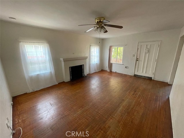 Detail Gallery Image 4 of 31 For 11250 Victory Bld, North Hollywood,  CA 91606 - 3 Beds | 1/1 Baths