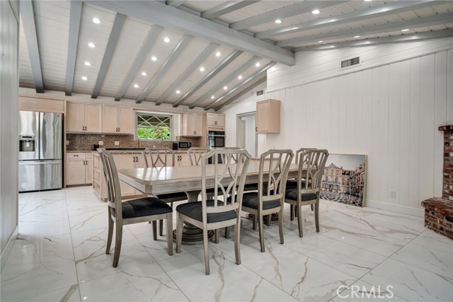 Detail Gallery Image 14 of 39 For 19710 Henshaw St, Woodland Hills,  CA 91364 - 4 Beds | 4 Baths