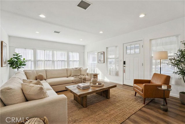 Detail Gallery Image 4 of 38 For 202 Mira Mar, Long Beach,  CA 90803 - 4 Beds | 4 Baths