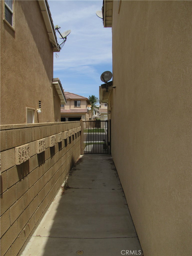 https://media.crmls.org/medias/3eb281ff-e286-494a-9d66-a1ada17401e2.jpg?preset=X-Large