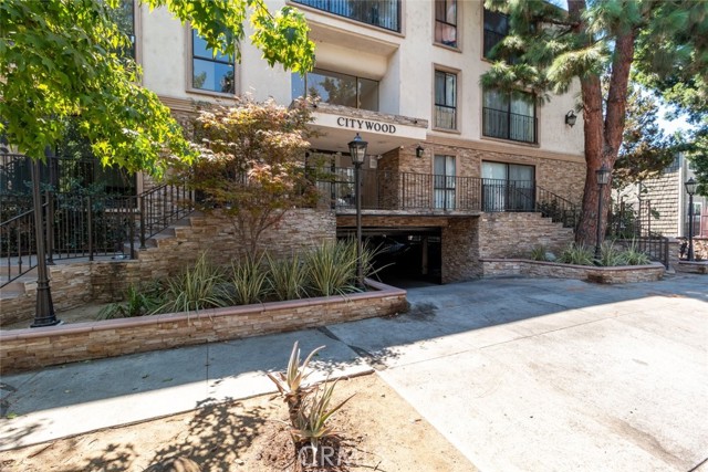 Detail Gallery Image 3 of 26 For 15344 Weddington St #202,  Sherman Oaks,  CA 91411 - 2 Beds | 2 Baths