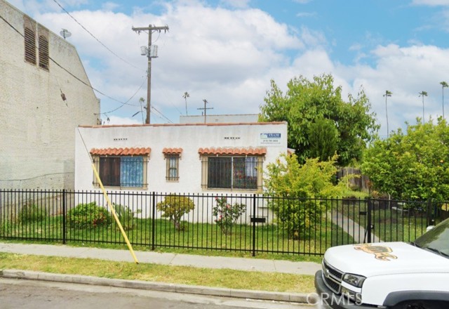 949 W 82nd Street, Los Angeles CA: https://media.crmls.org/medias/3ebc4c40-c65b-478f-b1b9-9075e30c35ec.jpg