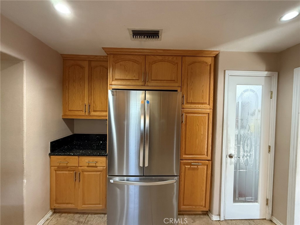 https://media.crmls.org/medias/3ebcc936-7e25-43f7-9eb8-94c8fa14dfd4.jpg?preset=X-Large