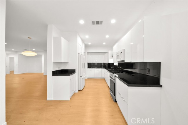 Detail Gallery Image 5 of 31 For 64754 Pinehurst Cir, Desert Hot Springs,  CA 92240 - 3 Beds | 2 Baths