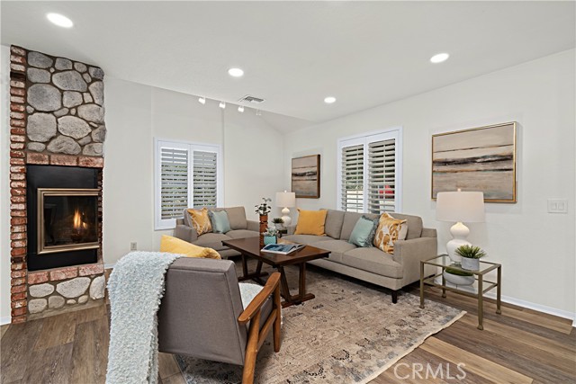 Detail Gallery Image 8 of 26 For 105 Grand Ave #D,  Monrovia,  CA 91016 - 3 Beds | 2/1 Baths