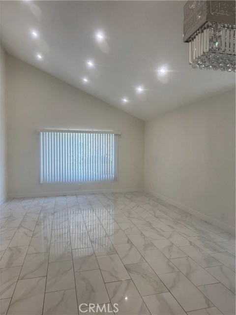 Detail Gallery Image 6 of 31 For 7127 White Oak, Reseda,  CA 91335 - 4 Beds | 3 Baths