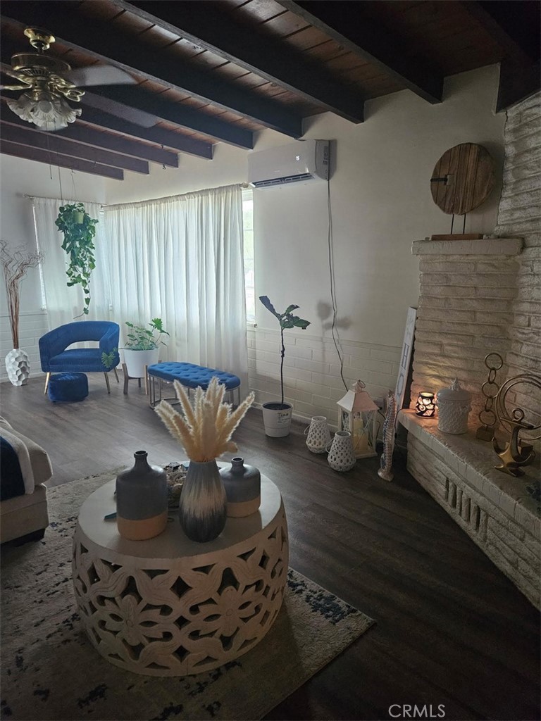 https://media.crmls.org/medias/3ec09a0c-9d5a-4ce7-956a-6455579d905f.jpg?preset=X-Large