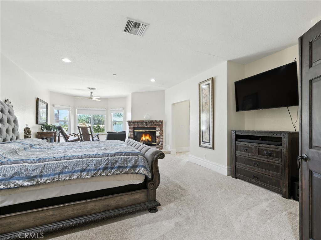 https://media.crmls.org/medias/3ec1ce02-cb41-4eb0-a6bc-f3fbac6acfdc.jpg?preset=X-Large