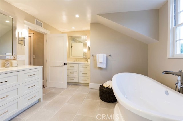 Master bath soaking tub.