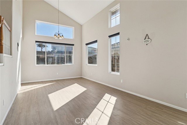 Detail Gallery Image 9 of 47 For 5667 Dartmoor Cir, Oceanside,  CA 92057 - 4 Beds | 3 Baths