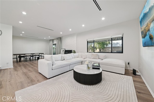 Detail Gallery Image 10 of 31 For 15937 Londelius St, North Hills,  CA 91343 - 3 Beds | 3 Baths