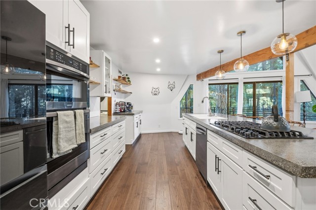 Detail Gallery Image 12 of 43 For 1349 Valley View, Crestline,  CA 92325 - 4 Beds | 3 Baths