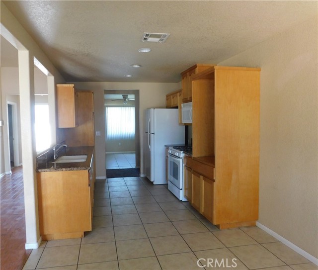 9330 Irene Avenue, California City CA: https://media.crmls.org/medias/3ec5d27b-01f8-454c-b78f-cbaca68ca202.jpg