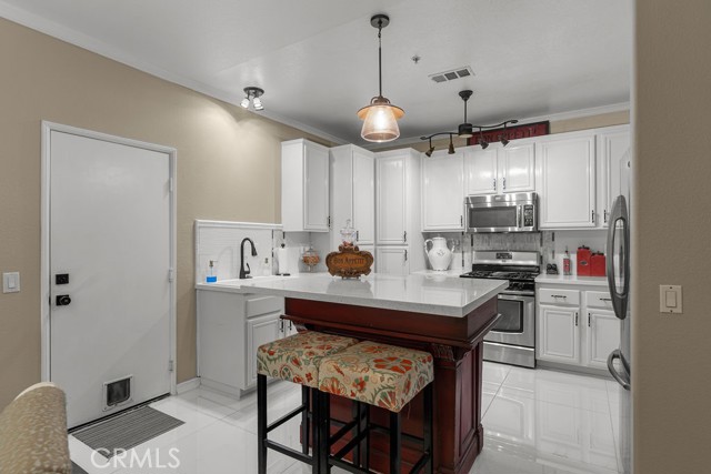 Detail Gallery Image 4 of 38 For 1360 Ashton Park Ln, Thousand Oaks,  CA 91320 - 3 Beds | 2/1 Baths