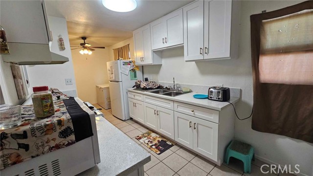 929 E Elizabeth Street, Barstow CA: https://media.crmls.org/medias/3ec88abf-ec3c-4793-a2d6-0270e628d53f.jpg