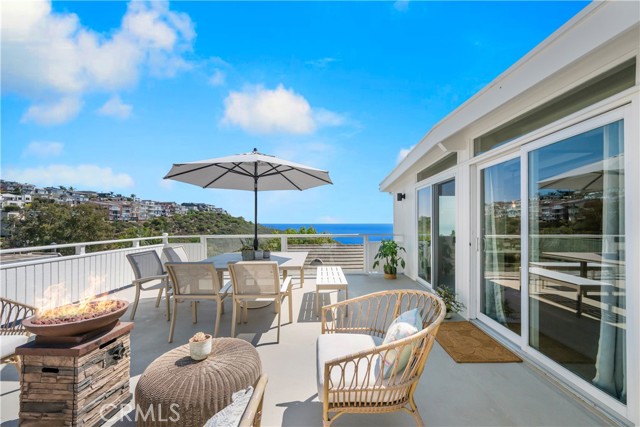 1071 Oro Street, Laguna Beach CA: https://media.crmls.org/medias/3ecf23c0-9932-4aac-8aee-8a2c20a023d8.jpg