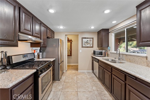 Detail Gallery Image 8 of 45 For 2022 Mirage Way, Corona,  CA 92882 - 3 Beds | 2 Baths