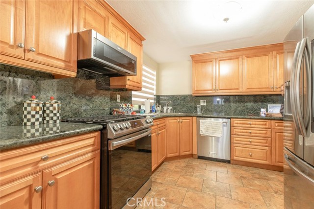 Detail Gallery Image 8 of 21 For 7625 Reseda Blvd #105,  Reseda,  CA 91335 - 3 Beds | 2 Baths