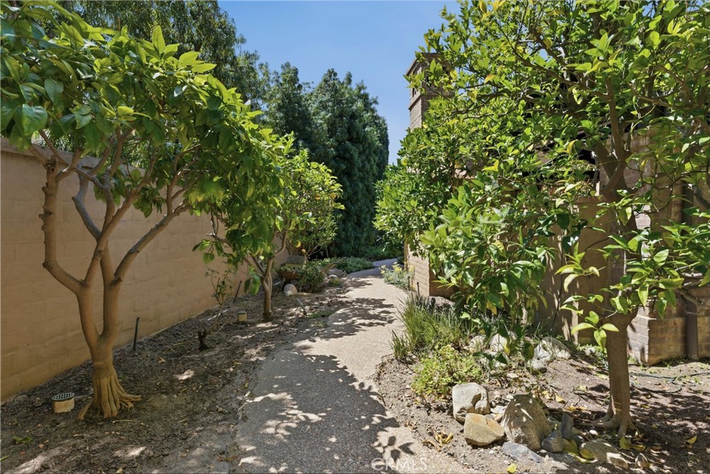 https://media.crmls.org/medias/3ed726dd-2d3d-4855-9530-f3082aecc362.jpg?preset=X-Large