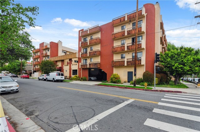 Detail Gallery Image 4 of 14 For 8710 Independence Ave #301,  Canoga Park,  CA 91304 - 2 Beds | 2 Baths