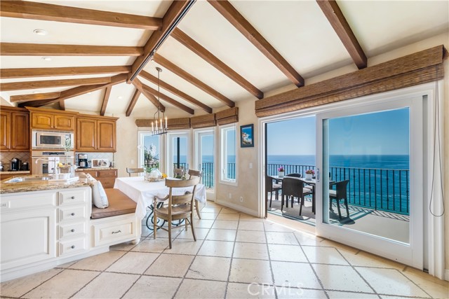 Detail Gallery Image 12 of 43 For 32061 Coast Hwy, Laguna Beach,  CA 92651 - 4 Beds | 4/2 Baths